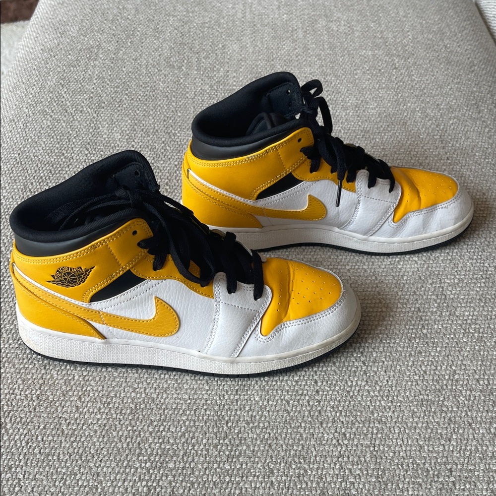 Jordan 1 Mid Nike Sneakers